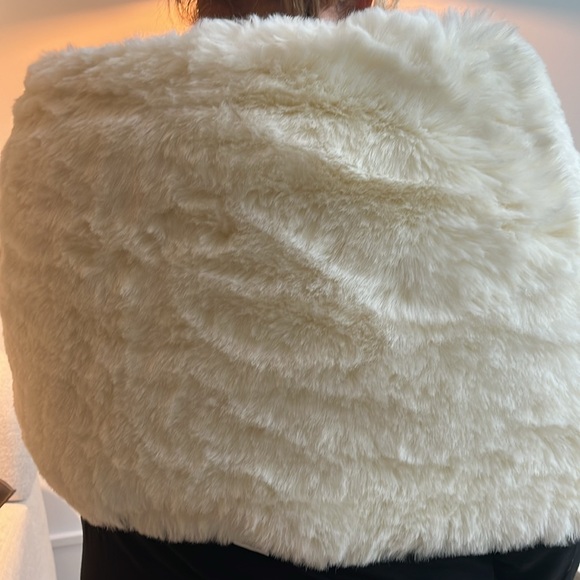 Faux Fur Wrap with Velcro closure - Picture 2 of 6